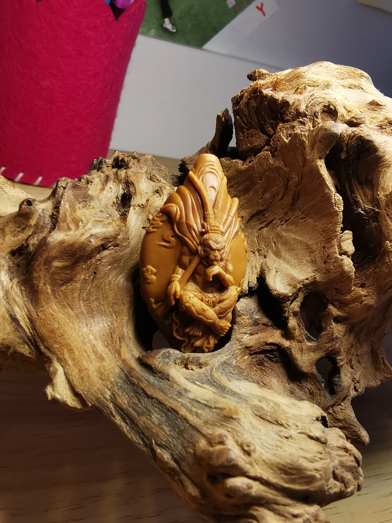 橄榄核雕刻作品【御龙大圣】