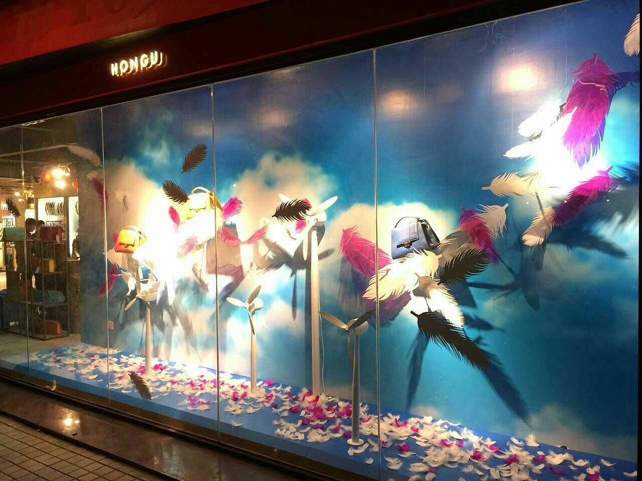 店铺橱窗春夏季度品牌橱窗