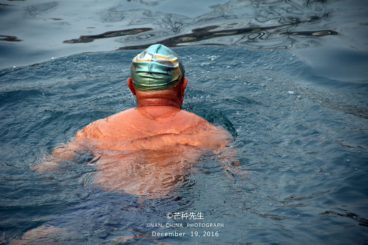 组图：青岛400冬泳爱好者畅游 平均年龄接近60岁 - 冬泳网