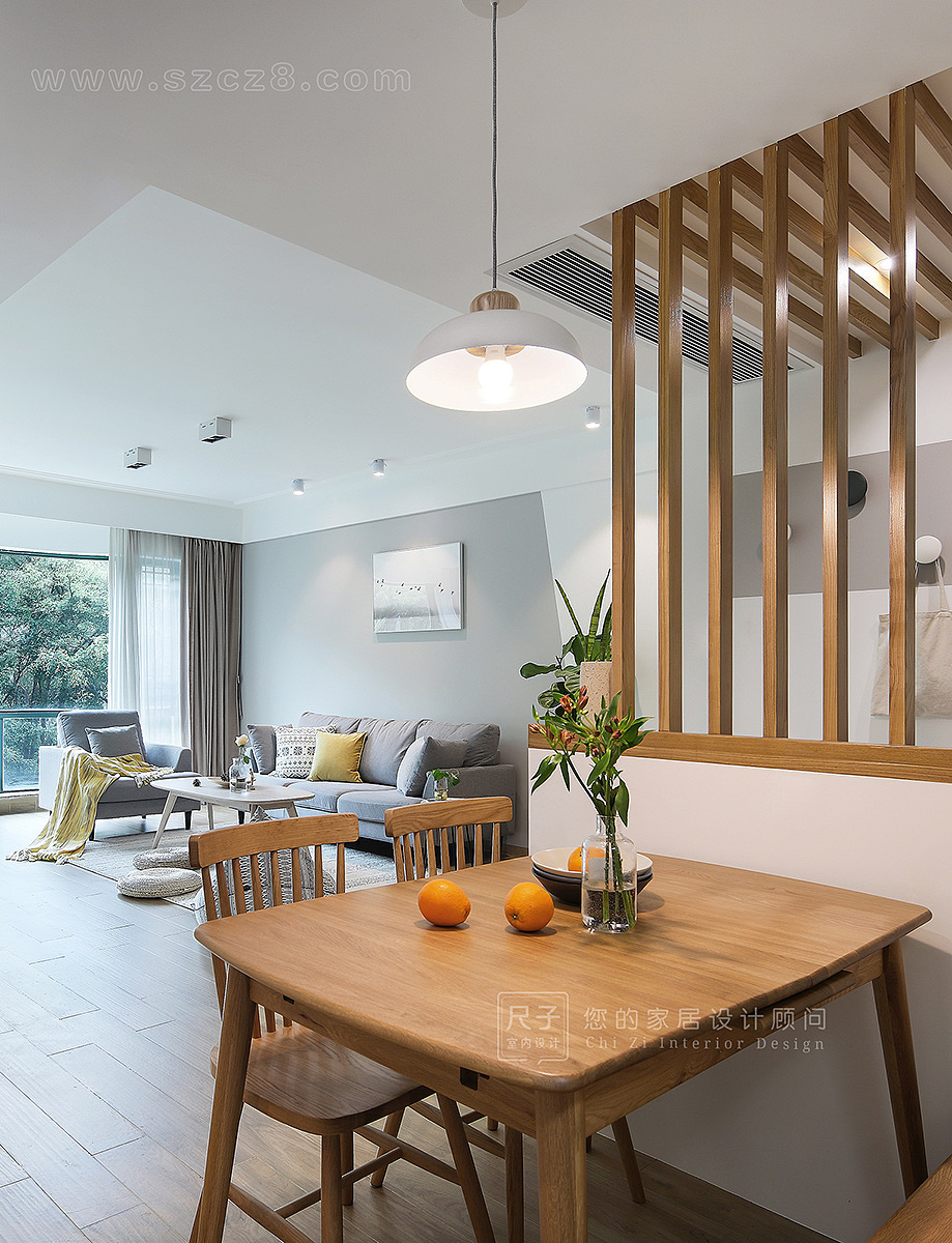 原木色餐桌椅,纹理清晰,色泽淡雅。柔和的曲面有一种淡淡的温馨感,伴你三餐四季。