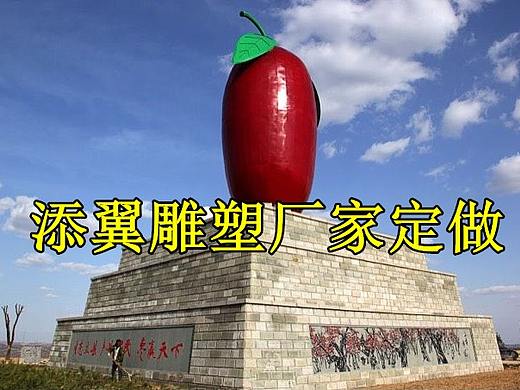 新疆大枣采摘基地广场大型玻璃钢红枣雕塑游客直呼超大