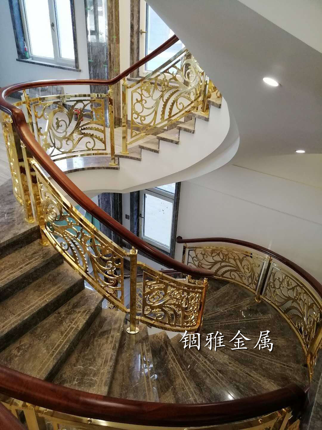 富丽堂皇的铝板雕花楼梯护栏