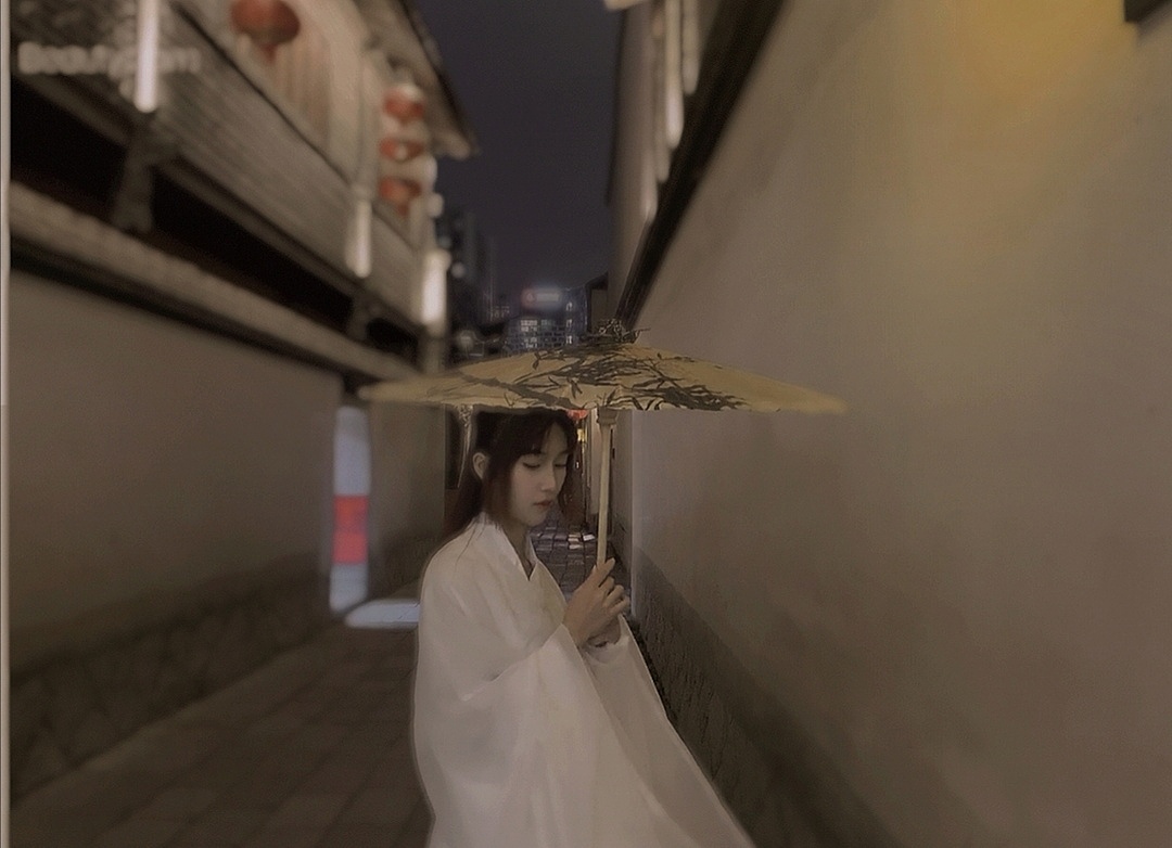 夜晚用手机拍汉服