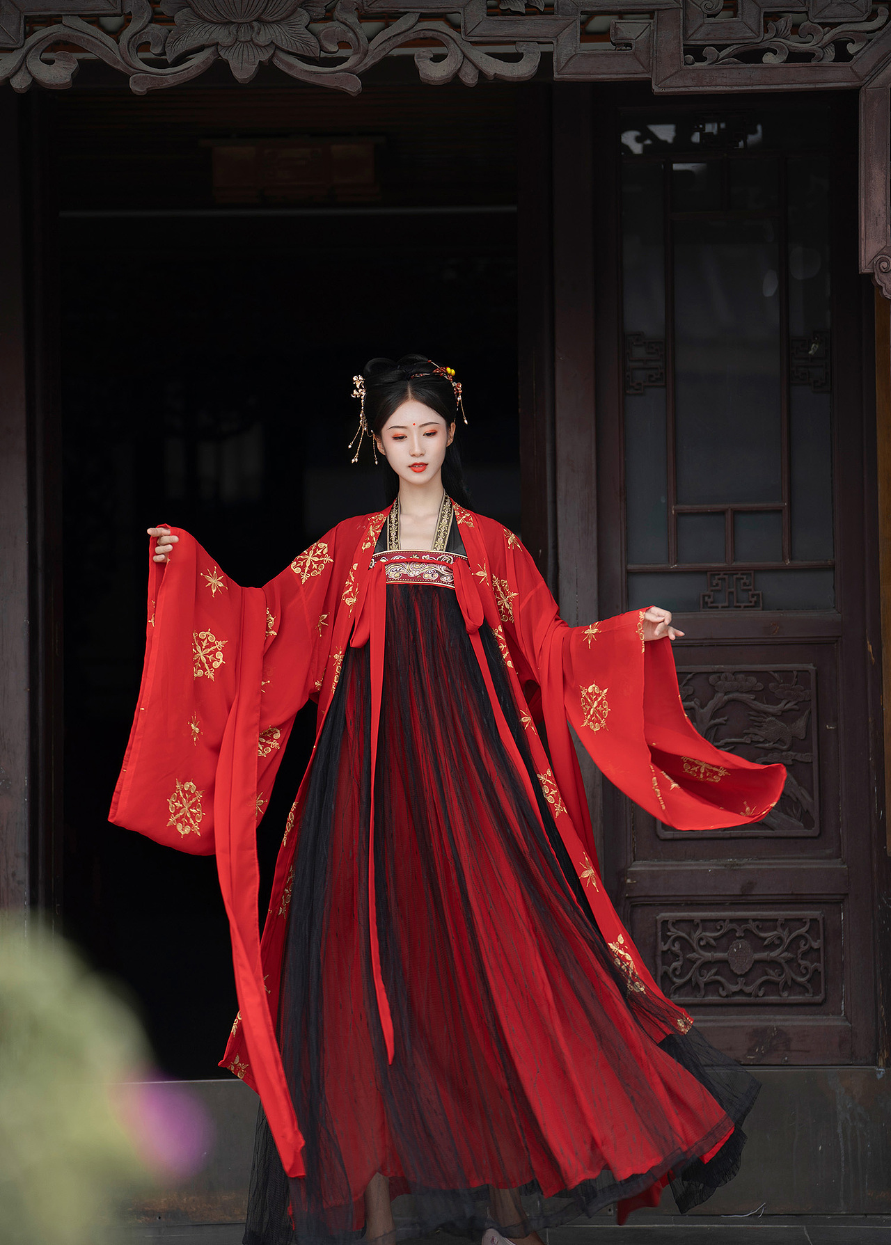 越罗衫袂迎春风,玉刻麒麟腰带红