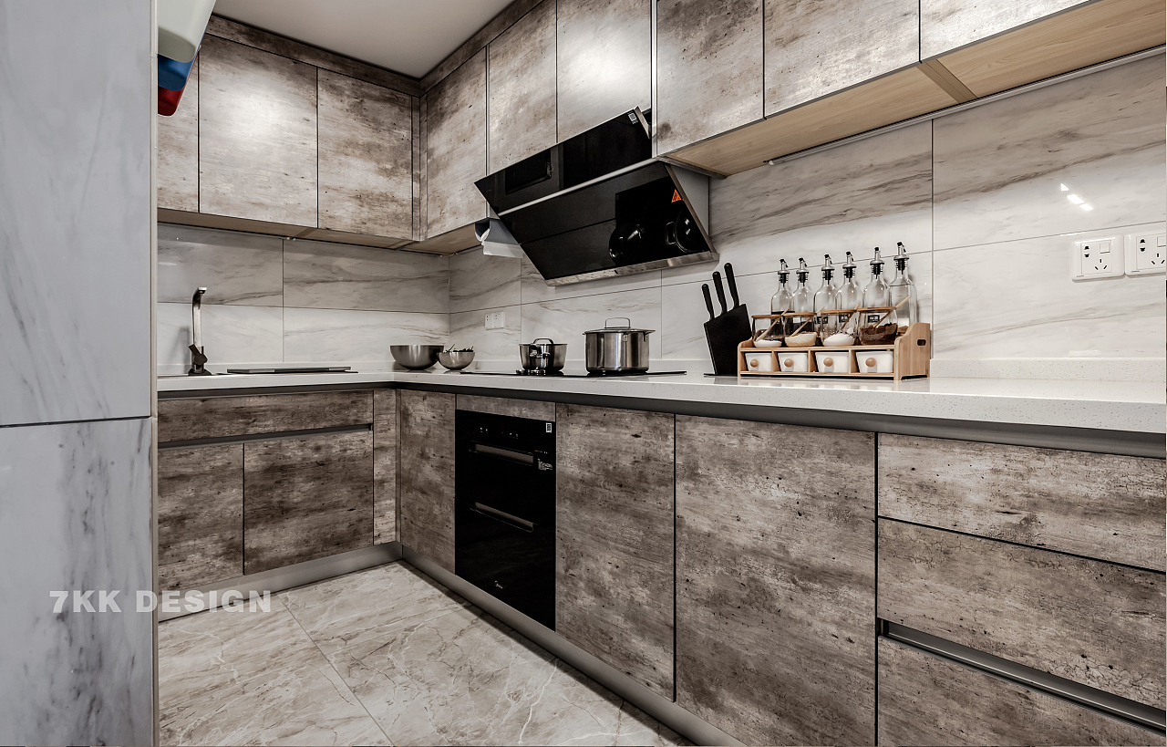 厨房L型操作台面，4.3m*1.2m，超长白色人造石台面美观耐用，气质高雅，与木质元素搭配素雅干净的厨房烹饪环境。