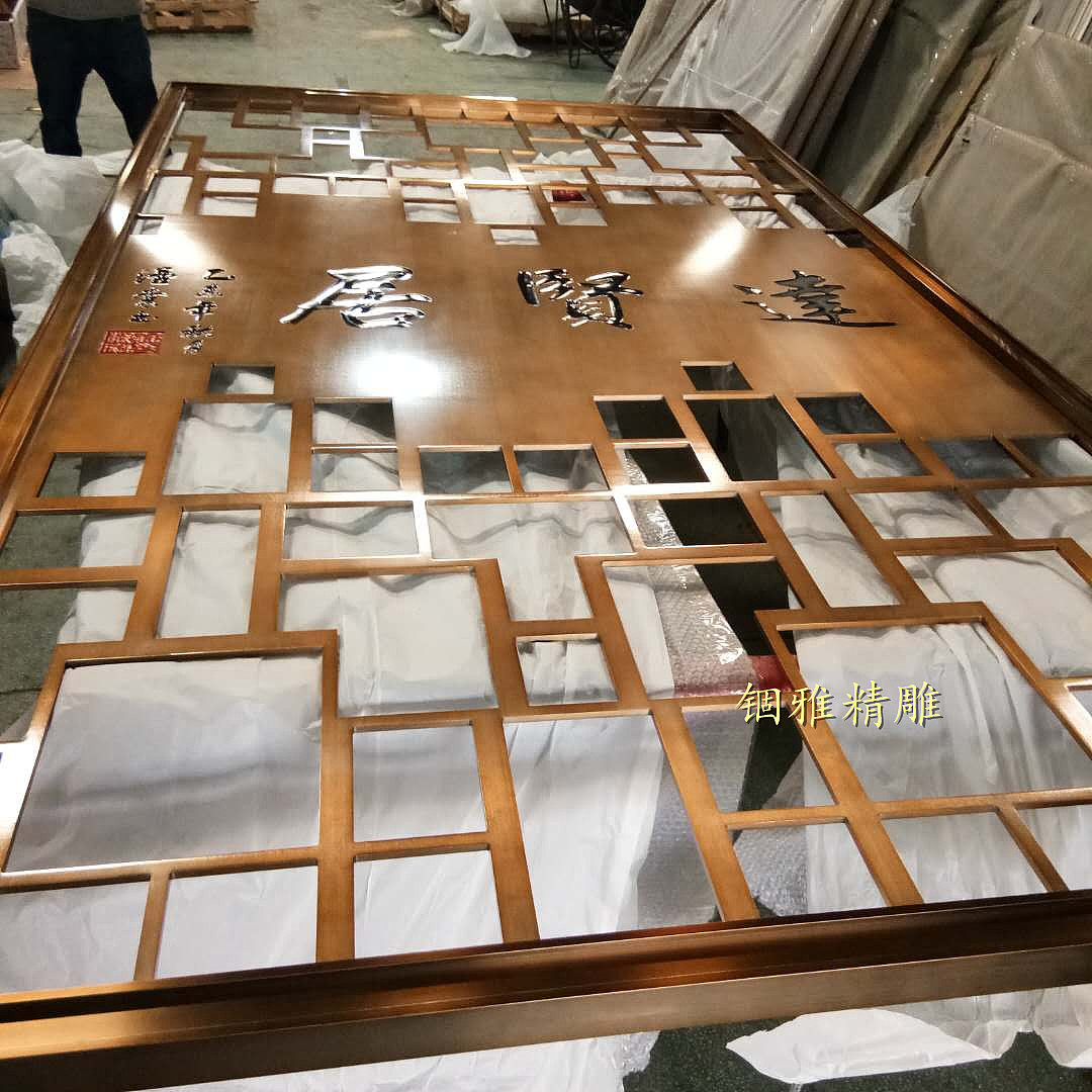 高端大气的黄铜浮雕镂空花格屏风