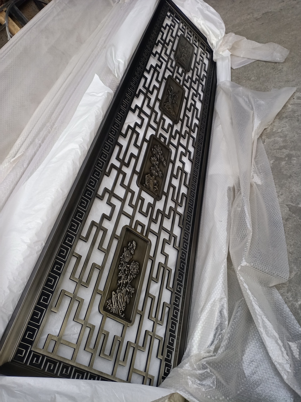 仿铜拉丝不锈钢焊接花格屏风传递着时尚的气息（图ZMjQ3MzExODk2） - 家装设计 - 站酷设计师锢雅18566019743原创素材 - 站酷ZCOOL