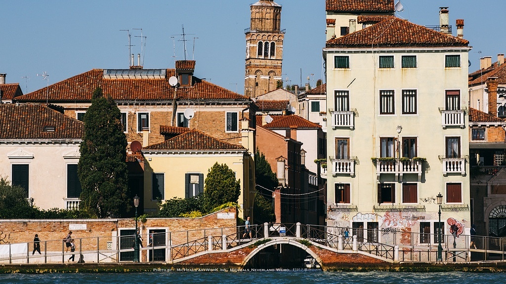 是意大利的塔多少都有点歪么……坐着公交船可以看到非常好的威尼斯城市角度，桥作为这座城市不可缺少的交通设施布满了各个角落，建筑层次错落不齐的样子，搭配上海水的起伏都别有一番风味。<br>