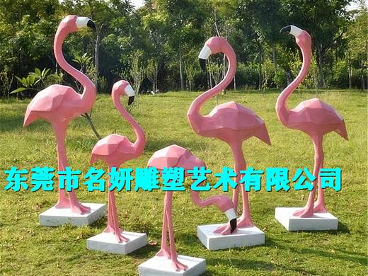 它们浑身长满粉红色的羽毛玻璃钢火烈鸟雕塑