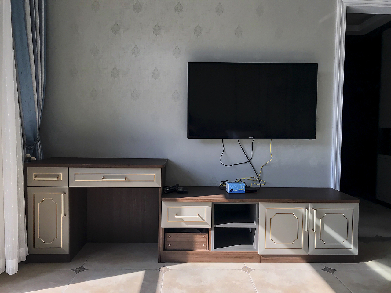 三层主卧书桌电视柜安装实拍图