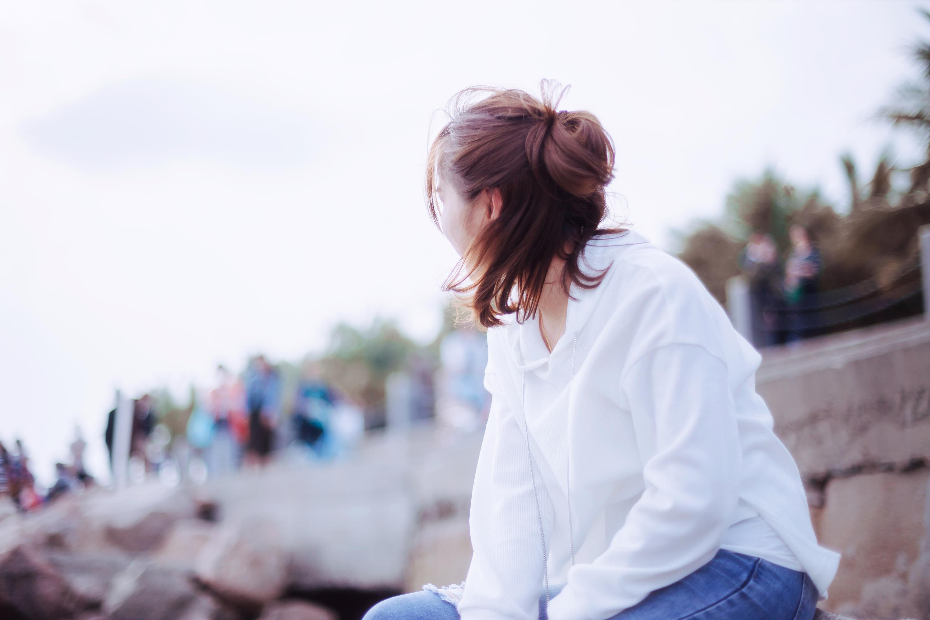 海边的白衣少女