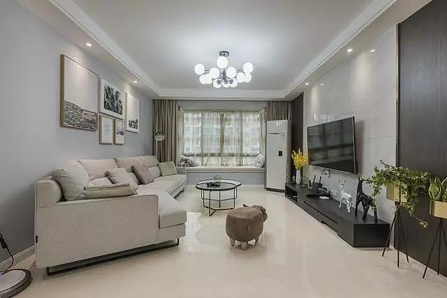 客厅全景图,这张小矮凳很有创意,简约又不乏档次和格调。
<br>