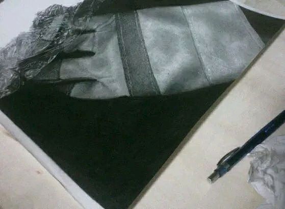 超写实素描，手套与塑料袋（图ZMzEyMDE5MzY=） - 绘画 - 站酷设计师达芬奇很气愤原创素材 - 站酷ZCOOL