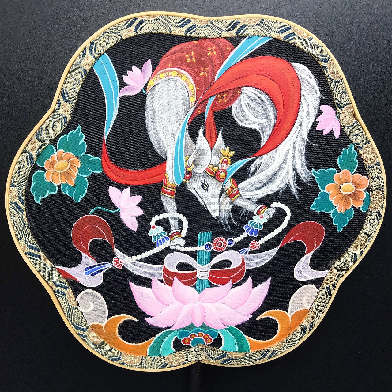 手绘团扇飞天狐狸