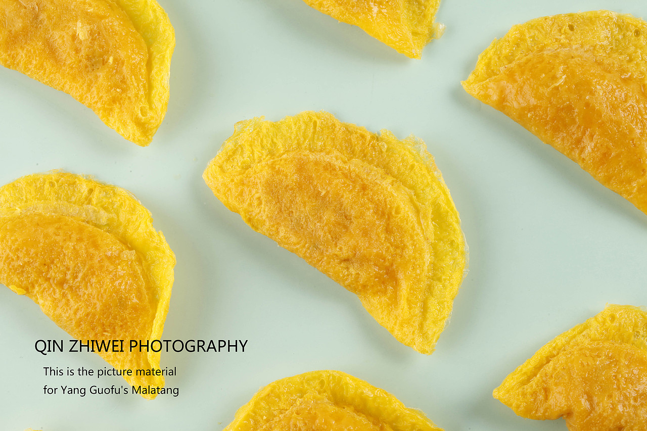 浅蓝色的天上，挂满了无数金黄的月亮，是半月。