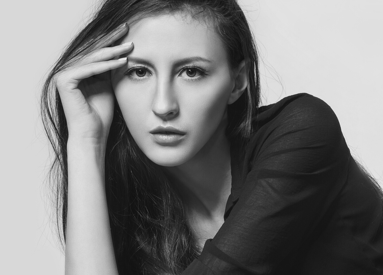 这张图的色调,觉得用黑白来表现是比较合适的,避免了低长调