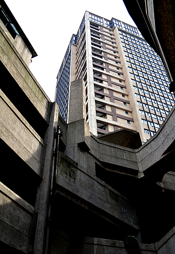 城上层楼叠巘。城下清淮古汴。举手揖吴云,人与暮天俱远。魂断。魂断。後夜松江月满。