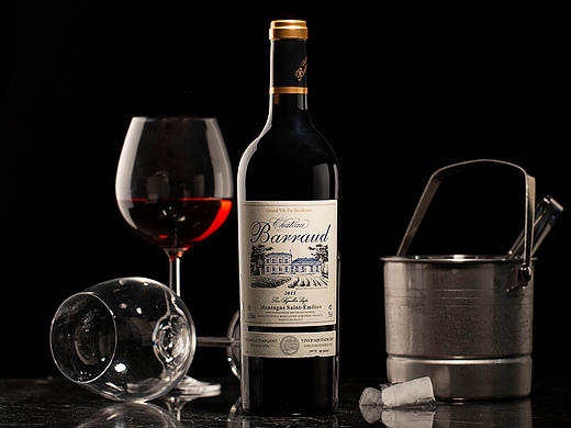 心烦的时候来杯红酒可否？洋酒黑色背景拍摄！