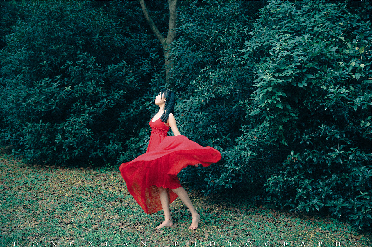 摄影:洪小漩 出镜:若男 上次给二妞拍照时候,若男就在身旁,她贴心的