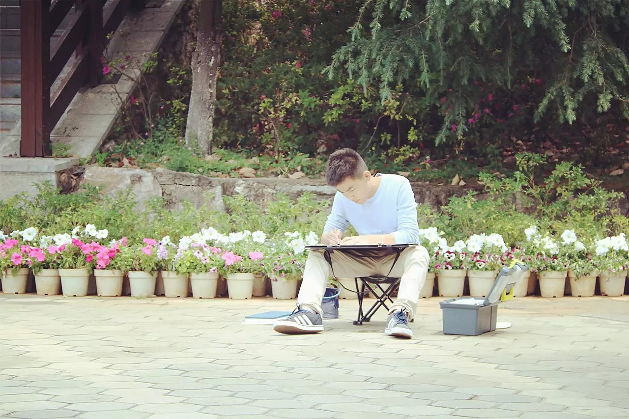 人物:写生学生
地点:昆明民族村内