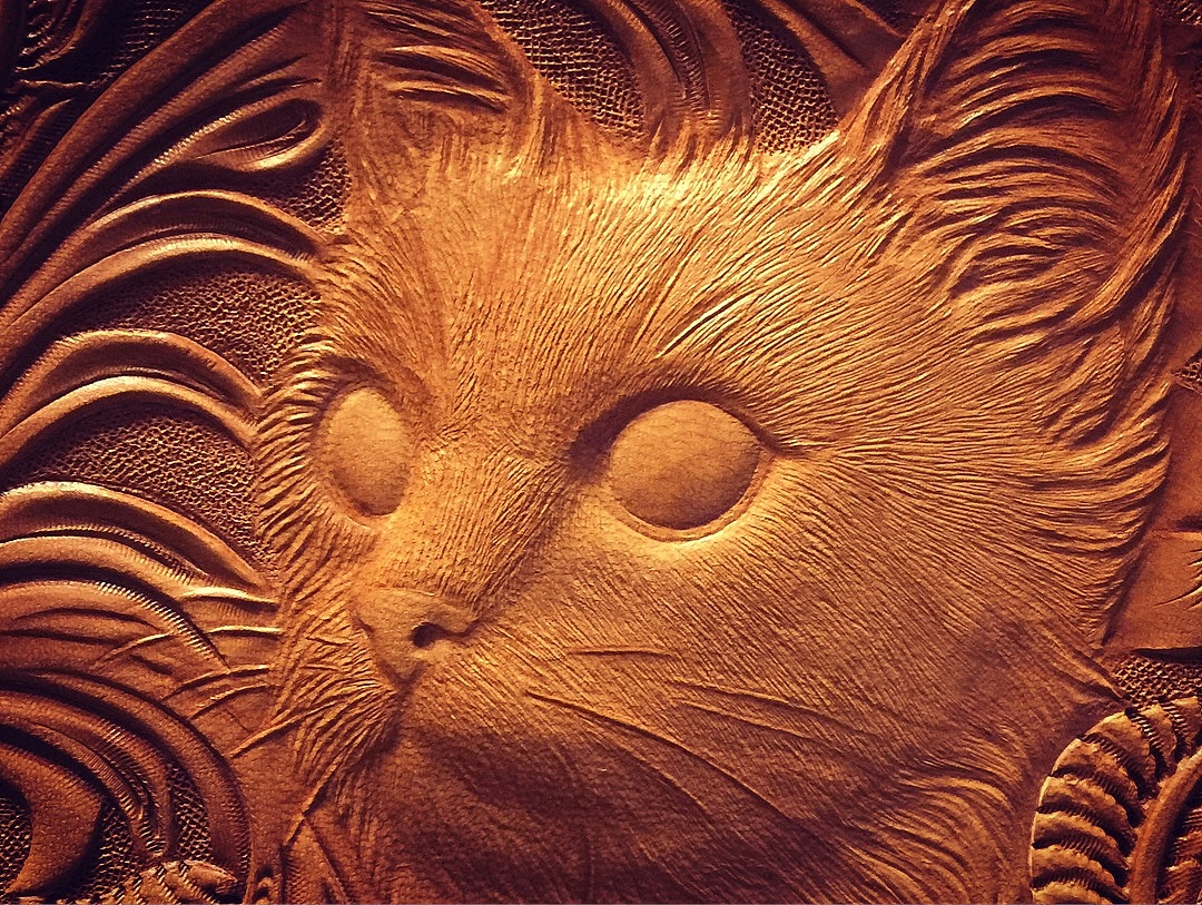 钱包面雕刻完毕,待上色