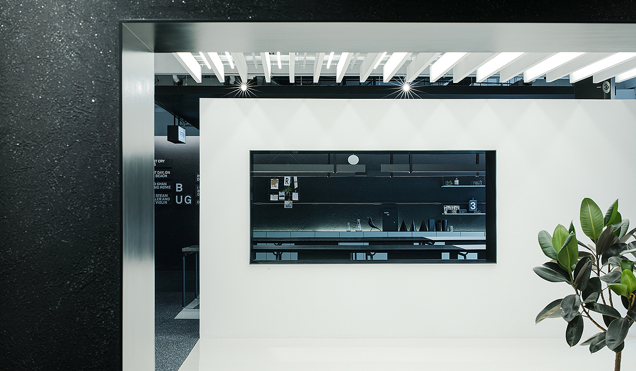 ▲ 白色空间中的黑色。