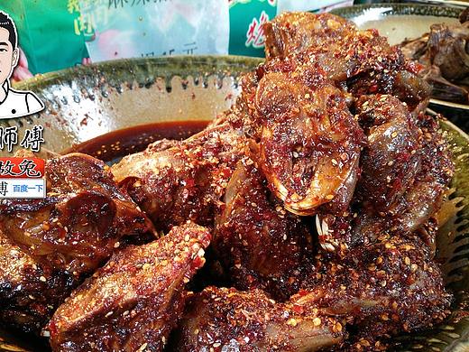  成都小吃“麻辣兔头”一种让人控制不住的食欲的美味