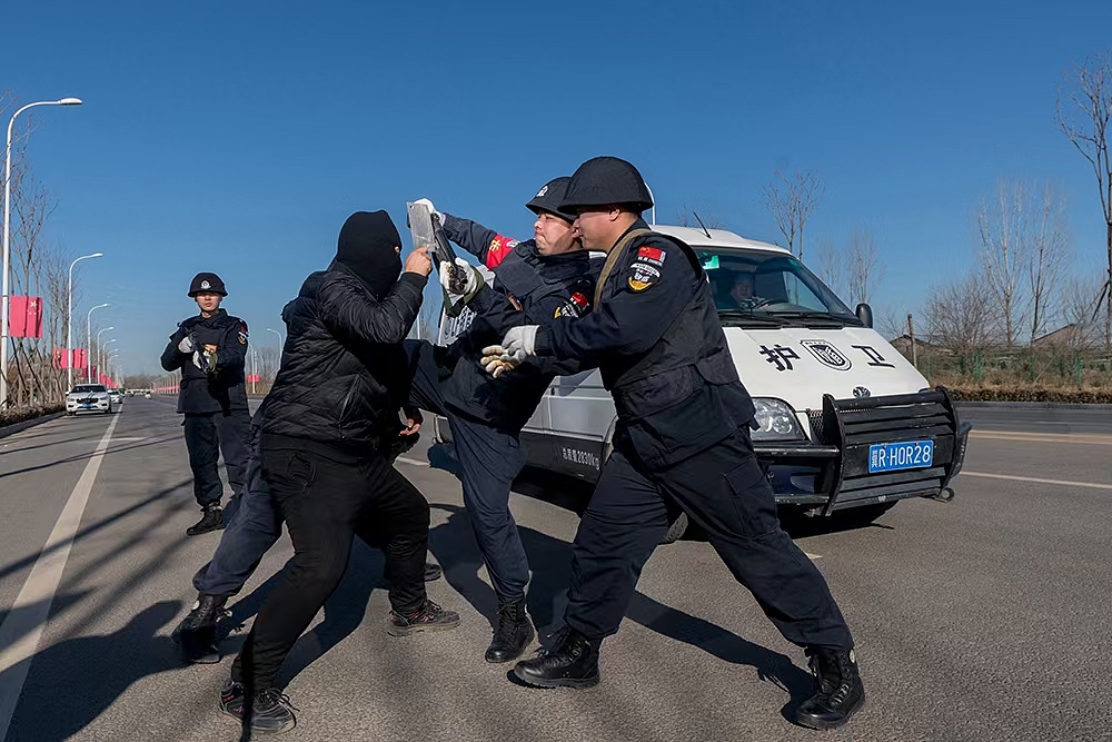 廊坊银盾护卫武装押运款箱反恐入库演习