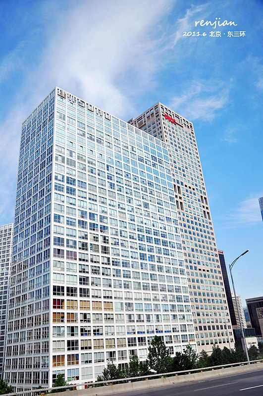路过东三环国贸附近透过车窗拍摄的