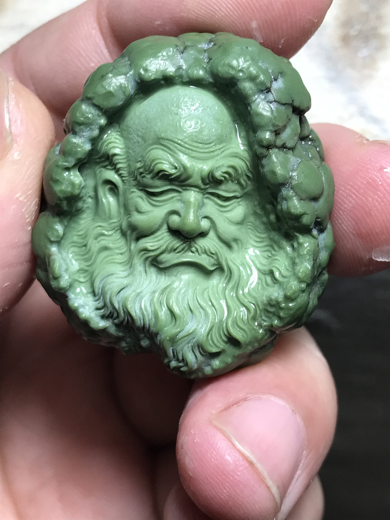 采用苹果绿原矿绿松石材料,精工雕刻.