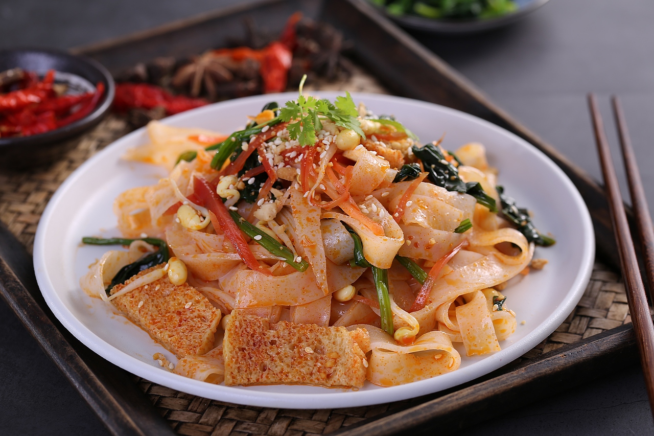 创意麻辣烫lv小熊,水蜜桃蛋糕饮品海报番石榴饮品海报标签凉皮美食