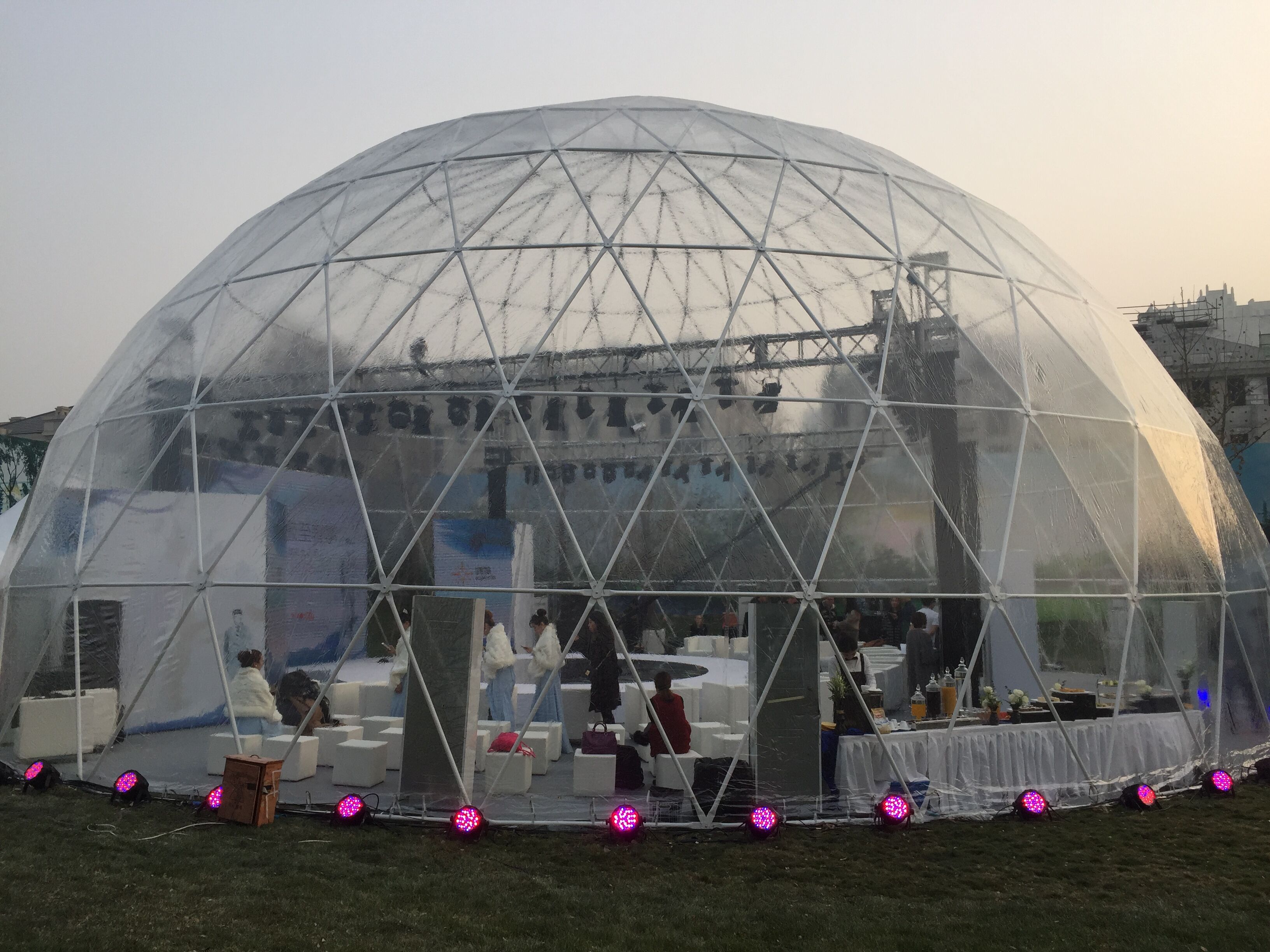 大型透明球形篷房为你开展不一样的派对