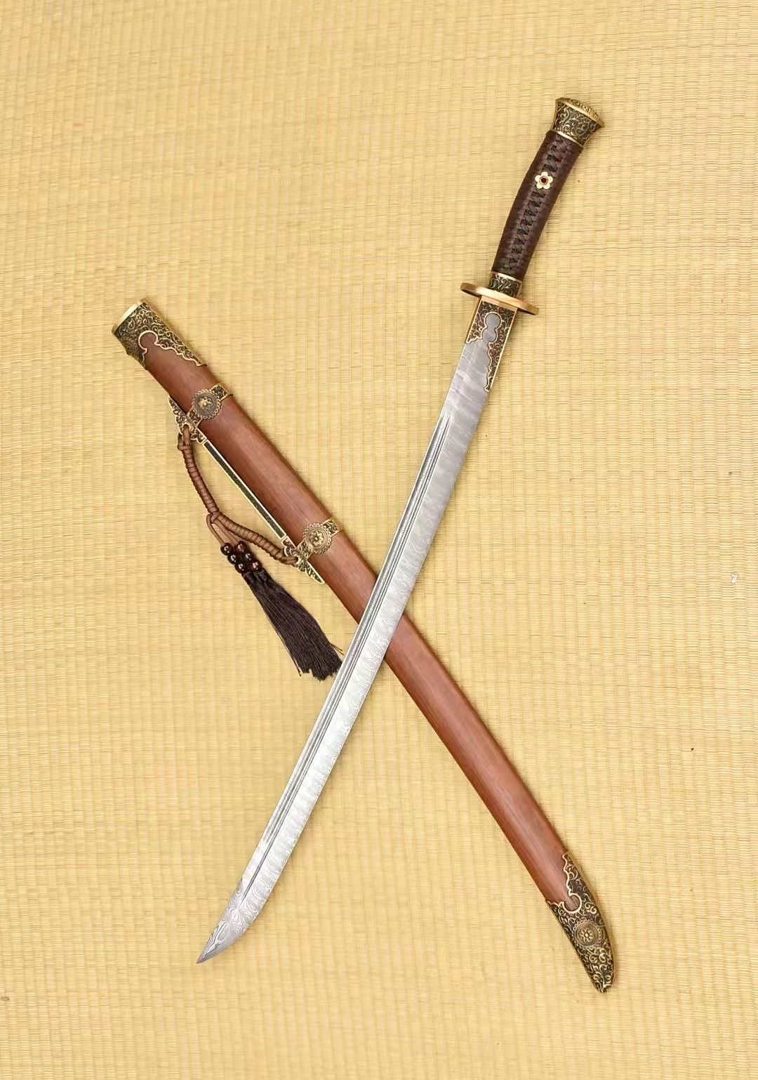 明清刀剑 铜装卷草纹雁翎刀 特制大马钢扭转纹（图ZMzc2MDQ1ODQ0） - 工艺品设计 - 站酷设计师和风堂美术刀剑原创素材 - 站酷ZCOOL