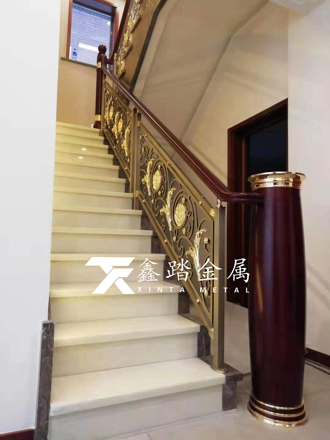 中式铝雕造型护栏、金黄色实心铝板雕刻家装旋转护栏图