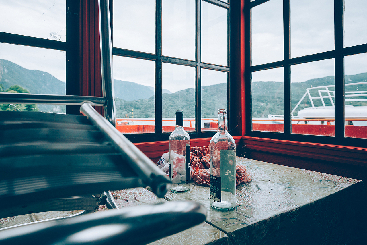 水上船屋里空置的酒瓶。