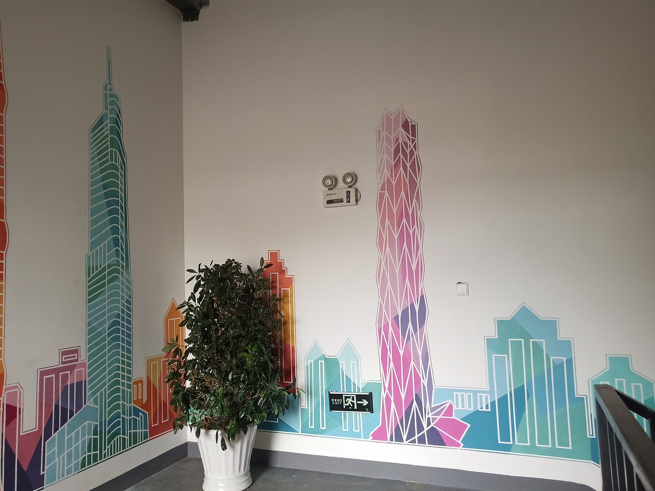 昆明绿地中心楼梯走道墙体彩绘——绿地全国地标建筑