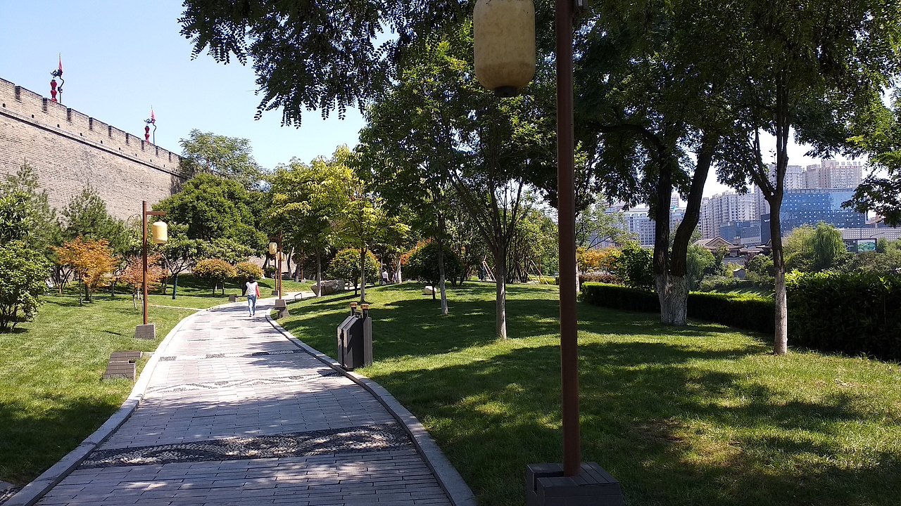 手机摄影《城墙下的风光》（图ZOTU4MDU3NDQ=） - 环境/建筑摄影 - 站酷设计师街尾熱吻原创素材 - 站酷ZCOOL