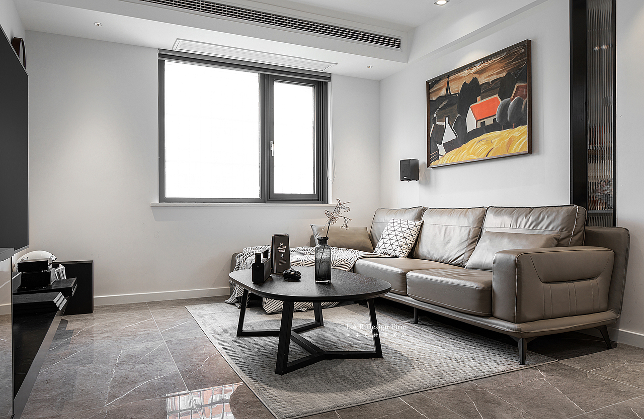 △开放式厨房,餐厨客厅一体化设计。
<br>原本狭小的厨房空间,改为开放通透的餐厨区域,<br><br>兼顾了颜值与实用主义。<br><br>整体空间色调上采用了淡雅却有质感灰白基底,<br><br>再根据不同区域的功能,进而引入色彩的变化。