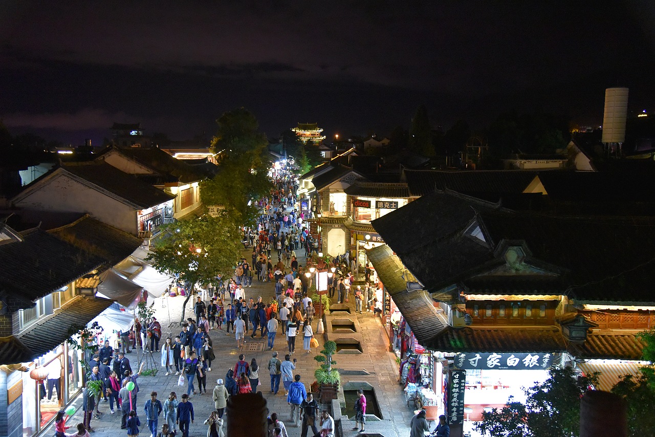 灯火辉煌下的长街