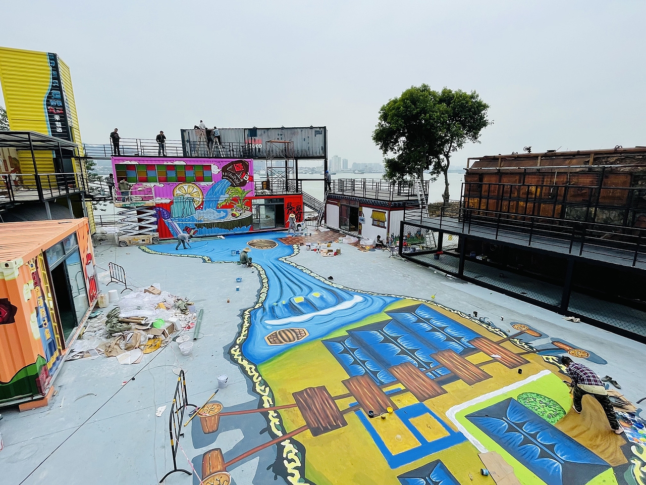 历时两个月的时间集装箱手绘画终于完成了