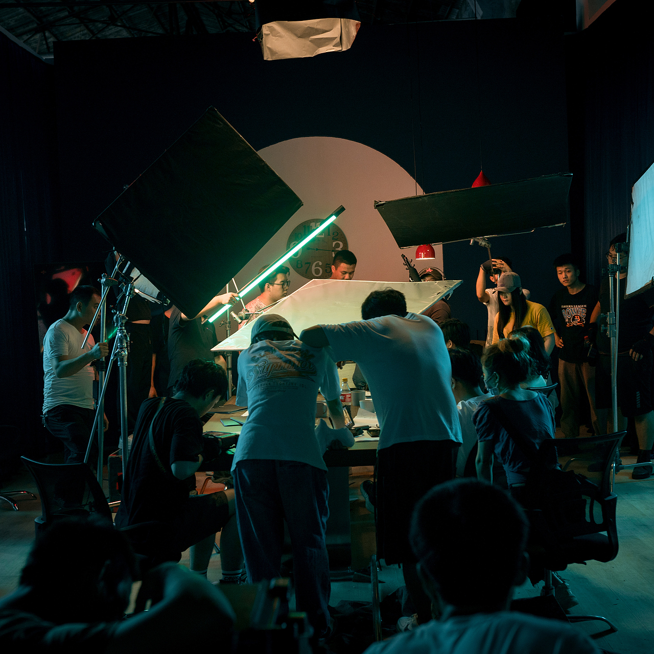 61 剧组现场开会讨论中