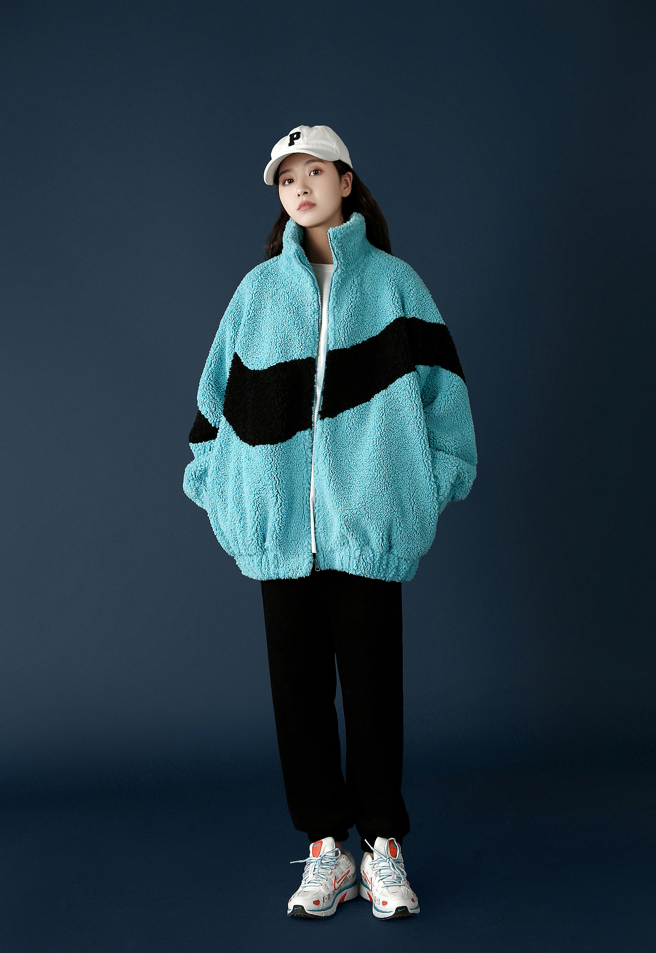 蓝绿背景可爱少女港风服饰摄影