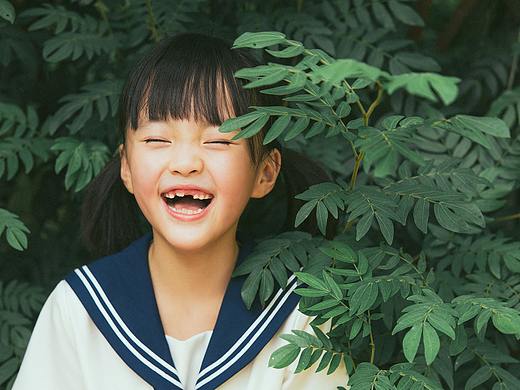 拍照时跳广场舞的怪力女孩