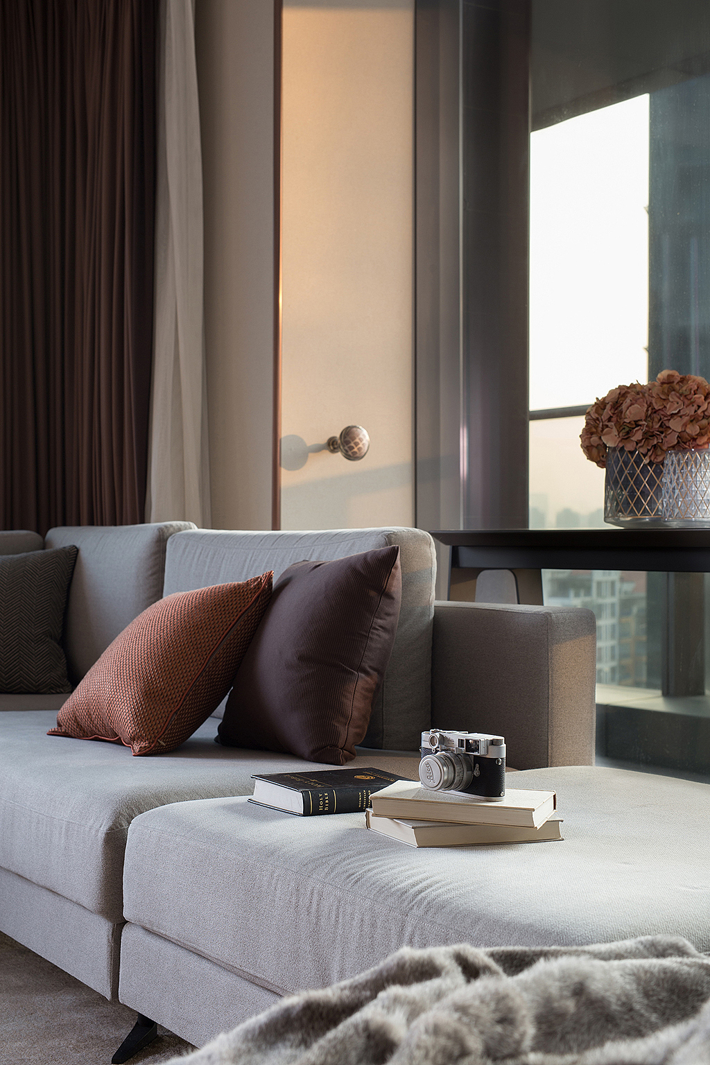 辅之以材质的变化与整合，细腻诠释空间的高雅品味，同时于设计之中融入生活气息，构建现代、轻奢、干净而不张扬的居家空间。