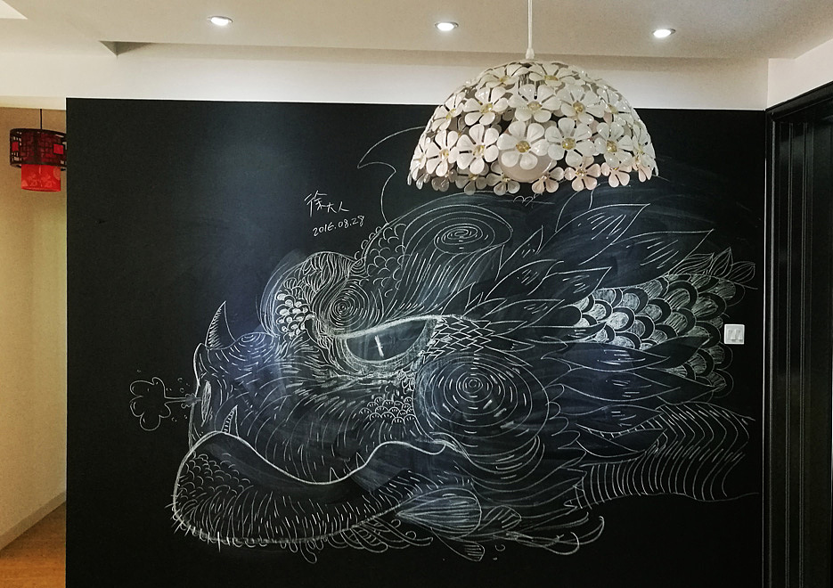 墙,玩了一天,都快被玩坏了,最后画了个巨大的怪兽,选了只黄色粉笔涂鸦