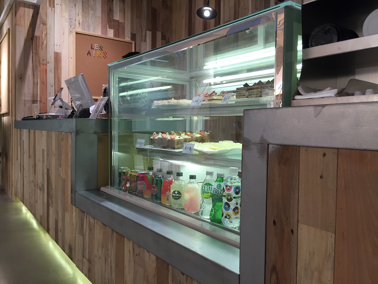 水泥、原木、鋼材等一些列材質支撐了空間的質樸感受