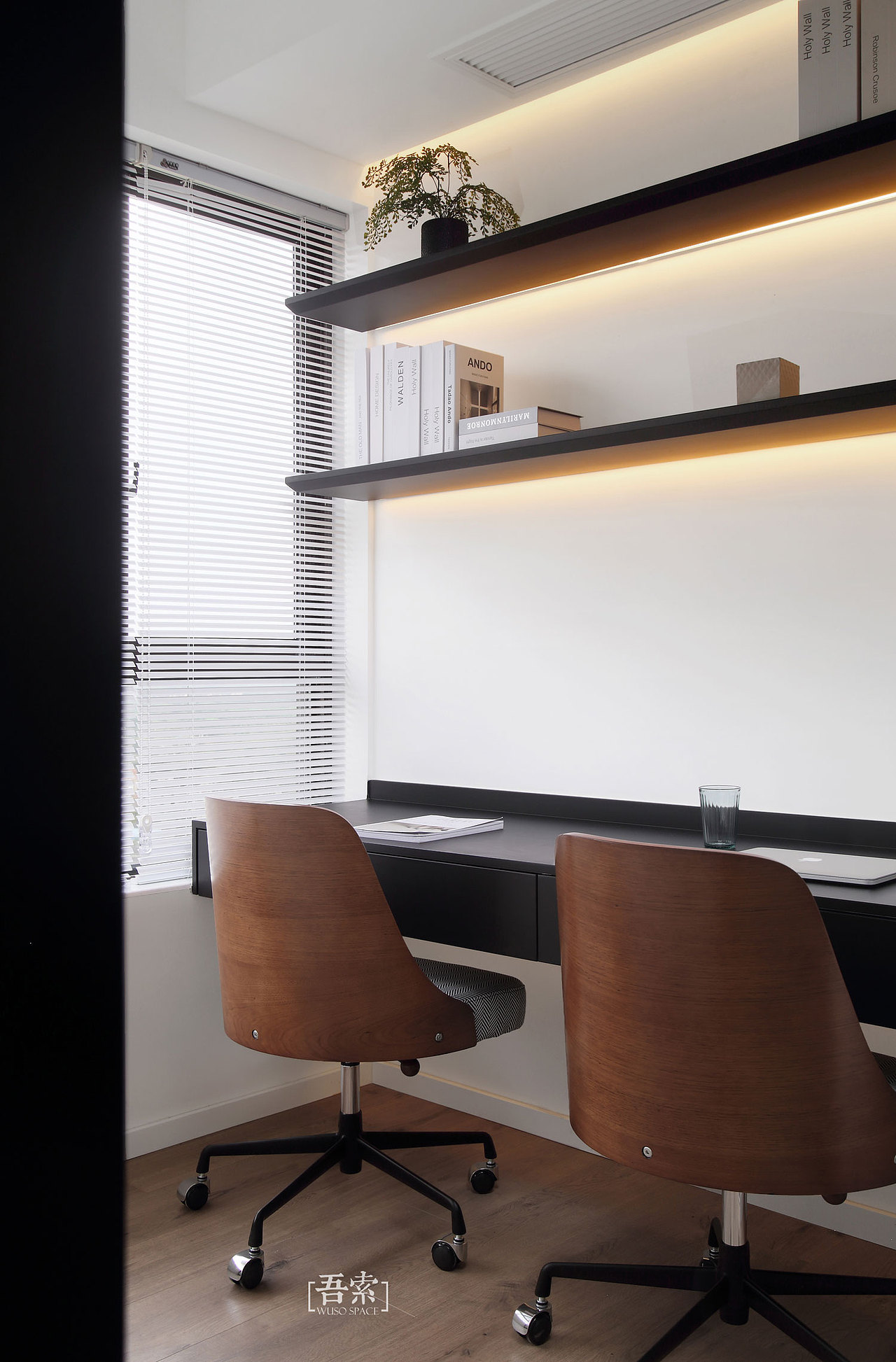 书房的长虹玻璃移门,保证了空间的通透性,也让这种质感成为整个空间过渡的衔接。从客餐厅到卧房的过渡,从放松到安静的过渡,从安心到静谧的过渡。