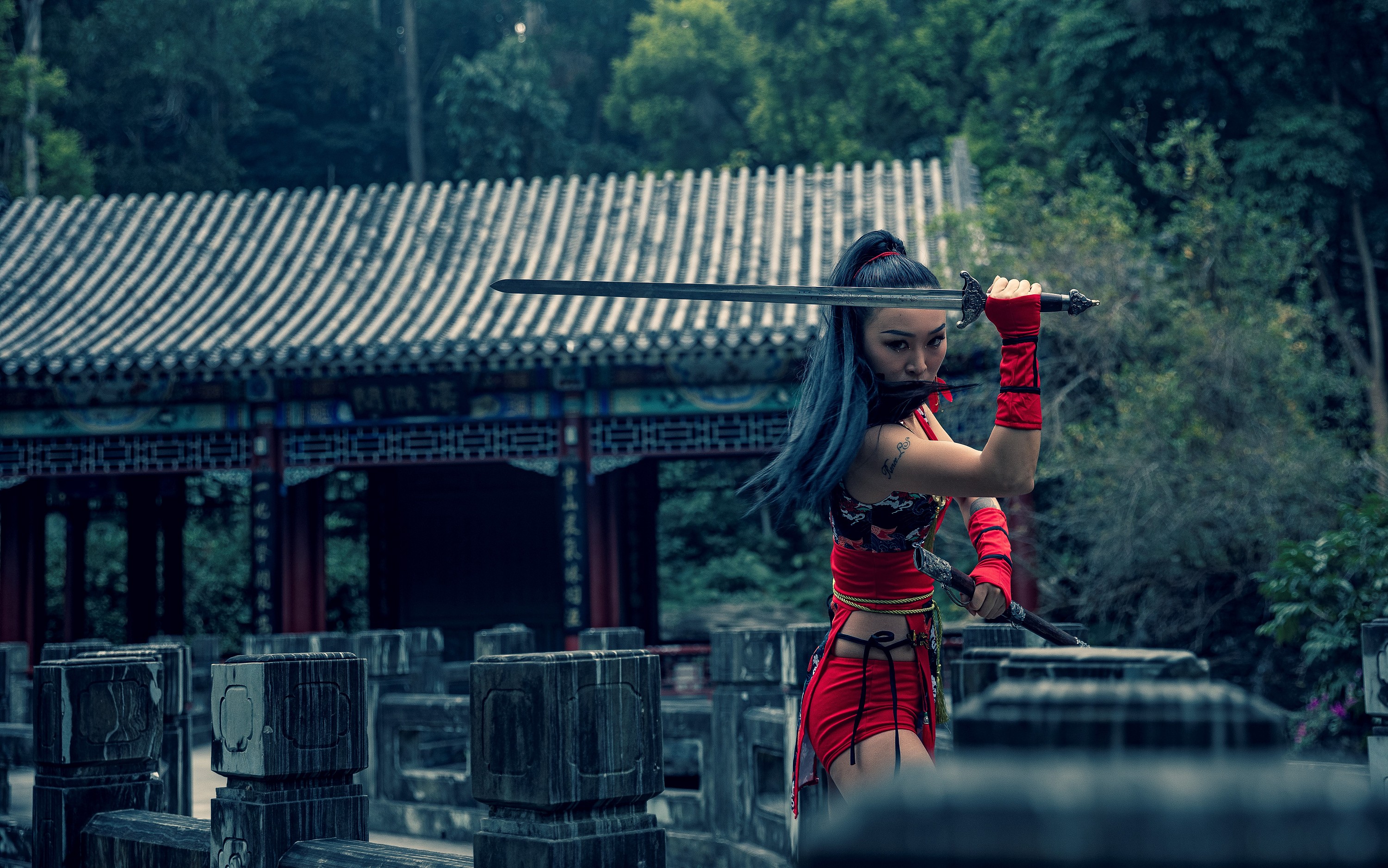 一匹黑马 丨 性感侠女