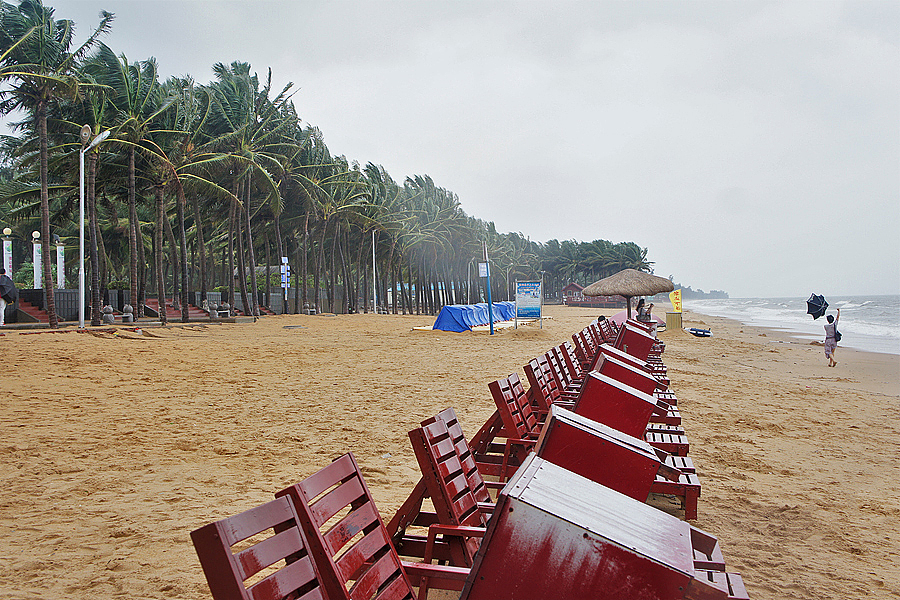 当了一回导游,带同学去假日海滩,没想到天气不给力,碰到暴雨、台风...