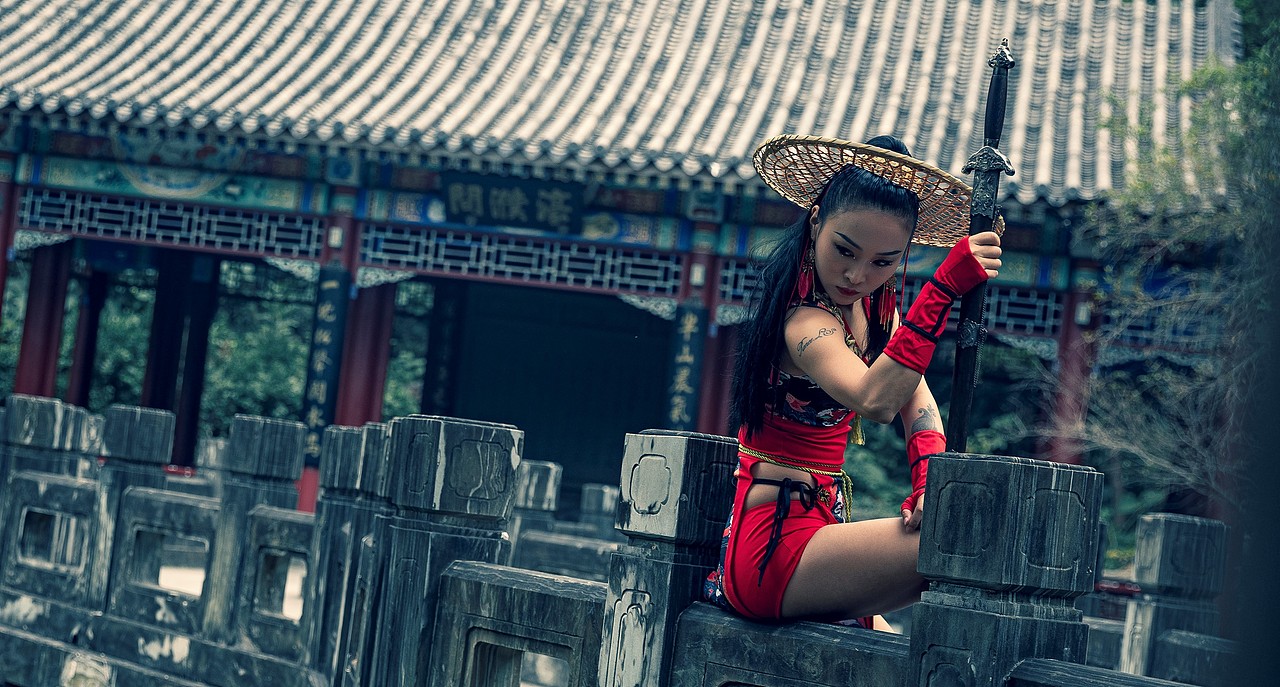 一匹黑马 丨 性感侠女